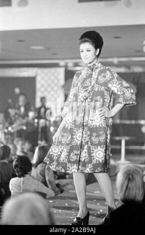 Unter dem Motto "Kunst und Mode aus Indonesien' eine Fashion Show findet im Hotel "Holiday Inn" (in München?). Stockfoto