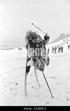 In der Skischule Garmisch, ein Clown gibt Skikurse. Die Firma "Marker" wirbt mit Banner, um seine Sicherheit Skibindungen. Stockfoto
