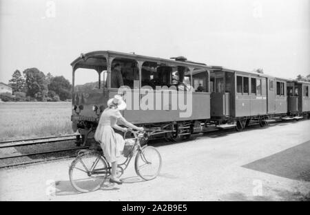 Der Chiemsee Bahn fährt vom Bahnhof in Prien am Chiemsee zum Hafen Prien-Stock. Stockfoto