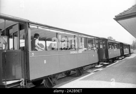 Der Chiemsee Bahn fährt vom Bahnhof in Prien am Chiemsee zum Hafen Prien-Stock. Stockfoto