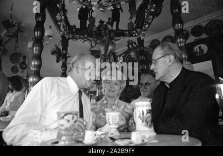 Die folk Schauspieler Beppo Brehm (li.) und Erni Singerl (Mitte) gemeinsam mit der Stadt Pfarrer (r.) in der Turmstueberl des Valentin-Karlstadt-Musaeum in München. Stockfoto