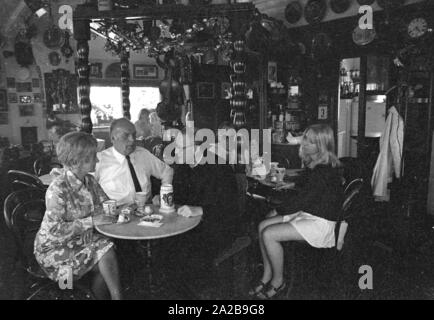 Die folk Schauspieler Beppo Brehm (2. von links) und Erni Singerl (links) sind gemeinsam mit der Stadt Pastor (2. von links) im Turmstueberl des Valentin-Karlstadt-Musaeum in München. Stockfoto