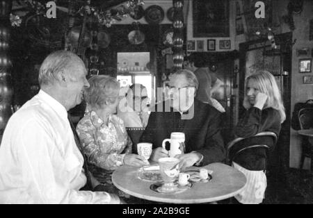 Die folk Schauspieler Beppo Brehm (li.) und Erni Singerl (2. von links) gemeinsam mit der Stadt Pastor (2. von Rechts) in der Turmstueberl des Valentin-Karlstadt-Musaeum in München. Stockfoto