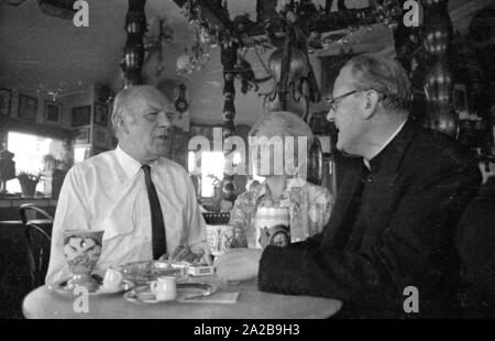 Die folk Schauspieler Beppo Brehm (li.) und Erni Singerl (Mitte) gemeinsam mit der Stadt Pfarrer (r.) in der Turmstueberl des Valentin-Karlstadt-Musaeum in München. Stockfoto