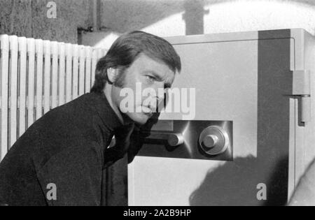 Der amerikanische Schauspieler Robert Wagner bei einem Shooting, wahrscheinlich für die TV-Serie "Es nimmt einen Dieb", in dem er die Hauptrolle spielt. Stockfoto