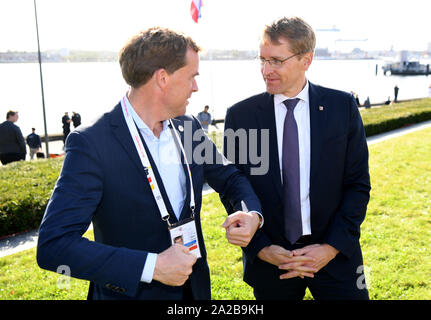 02. Oktober 2019, Schleswig-Holstein, Kiel: Daniel Günther (CDU, r), Ministerpräsident von Schleswig-Holstein, und Ulf Kämpfer (SPD), Oberbürgermeister von Kiel, miteinander sprechen, die vor der Eröffnung des Bürgerfest während der Feierlichkeiten zum Tag der Deutschen Einheit. Die Feierlichkeiten rund um den 3. Oktober wird gehostet von Schleswig-Holstein in diesem Jahr. Foto: Carsten Rehder/dpa Stockfoto