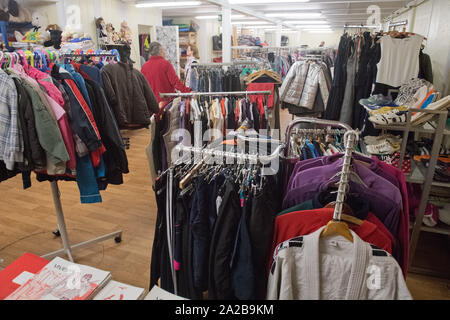 Greifswald, Deutschland. 01 Okt, 2019. Gebrauchte Kleidung hängt an einen Verkaufsstand im sozialen Kaufhaus Greifswald. Die Institution bietet Second-Hand-Möbel, Elektrogeräte, Kleidung, Schuhe oder Bücher zum Verkauf an die Bürger. Quelle: Stefan Sauer/dpa-Zentralbild/dpa/Alamy leben Nachrichten Stockfoto