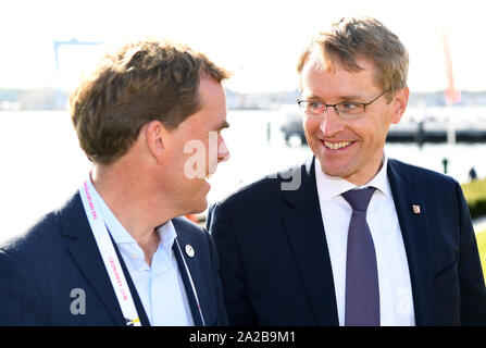 02. Oktober 2019, Schleswig-Holstein, Kiel: Daniel Günther (CDU, r), Ministerpräsident von Schleswig-Holstein, und Ulf Kämpfer (SPD), Oberbürgermeister von Kiel, miteinander sprechen, die vor der Eröffnung des Bürgerfest während der Feierlichkeiten zum Tag der Deutschen Einheit. Die Feierlichkeiten rund um den 3. Oktober wird gehostet von Schleswig-Holstein in diesem Jahr. Foto: Carsten Rehder/dpa Stockfoto