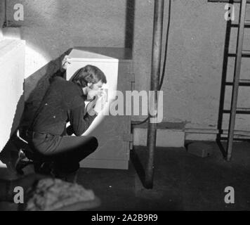 Der amerikanische Schauspieler Robert Wagner bei einem Shooting, wahrscheinlich für die TV-Serie "Es nimmt einen Dieb", in dem er die Hauptrolle spielt. Stockfoto