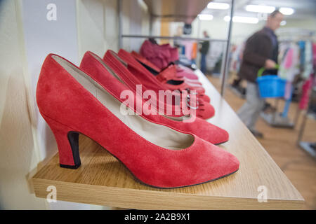 Greifswald, Deutschland. 01 Okt, 2019. Verwendet die Schuhe sind auf einem Regal im sozialen Kaufhaus Greifswald. Die Institution bietet Second-Hand-Möbel, Elektrogeräte, Kleidung, Schuhe oder Bücher zum Verkauf an die Bürger. Quelle: Stefan Sauer/dpa-Zentralbild/dpa/Alamy leben Nachrichten Stockfoto