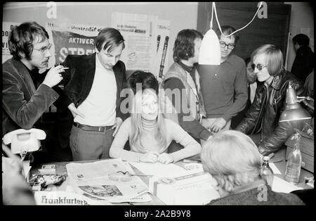 Deutschland. Frankfurt. 28. Januar 1969. Im Büro des SDS-Bundesvorstands in der Wilhelm-Häuf-Straße 5 verfasst von Hans-Jürgen Krahl zusammen mit Annette Bauer das Flugblatt Ohrfeigt Kiesinger. Es ruft zur protest-aktion 5/6 der Abendveranstaltung am 30.1. an der Frankfurter Oper auf, in den 36 sterben. Jahrestag der NS-Machtergreifung fällt. Hans-Jürgen Krahl und Anette Bauer erstellen einen Flyer in der Geschäftsstelle der Socialst Student Group - SDS-in Frankfurt am Main. M-GE-FRA-131 Copyright: Max Scheler/SZ Foto. Copyright Hinweis: Max Scheler/SZ Foto. Stockfoto