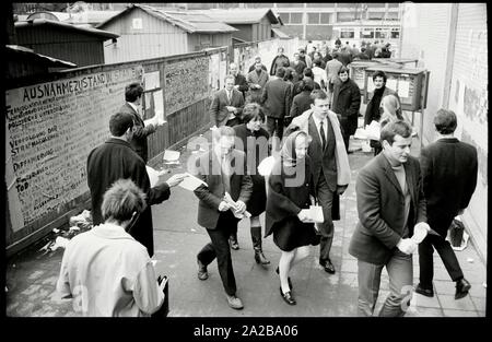 Deutschland. Frankfurt. 28. Januar 1969. Flyer des Spartakus Seminar, auf dem Weg in die Mensa übergeben.. Copyright Hinweis: Max Scheler/SZ Foto. Stockfoto