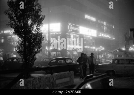 Leuchtreklame an der Fassade der "Citta 2000" Komplex, ein Einkaufs- und Unterhaltungszentrum, in der Leopoldstraße in München. Stockfoto