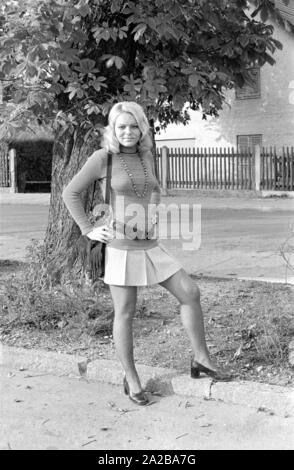 Ein Modell in Minirock posieren. Stockfoto