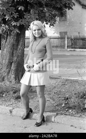 Ein Modell in Minirock posieren. Stockfoto