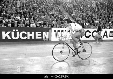 Fußballspieler Franz Beckenbauer reitet ein Fahrrad an der Sportpressefest in München. Stockfoto