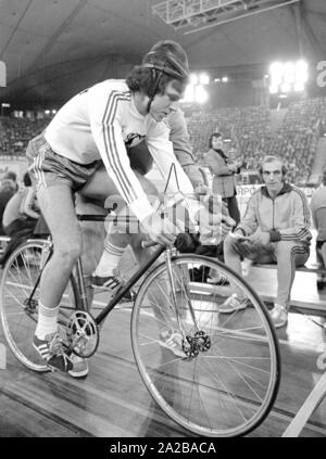 Fußballspieler Franz Beckenbauer reitet ein Fahrrad an der Sportpressefest in München. Stockfoto