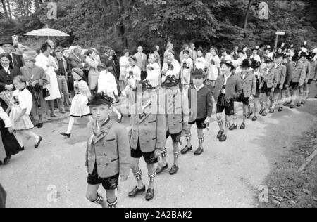 Mädchen und Jungen in der traditionellen Tracht an einem Trachtenumzug in einem bayerischen Kurort. Stockfoto