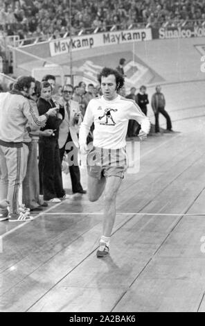 Fußballspieler Franz Beckenbauer beteiligt sich auch in der Disziplin im Sport Presse Festival in der Münchner Olympiahalle. Stockfoto