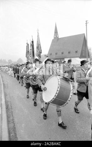 Marching Band an einem traditionellen Trachtenumzug in einem bayerischen Kurort. Stockfoto