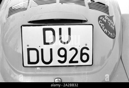 Der Star des Films Serie 'Dudu', einem gelben VW Käfer, während der Dreharbeiten in 1974 - vermutlich für den Film "Die verrücktesten Autos der Welt'. Stockfoto