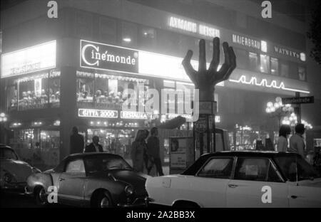 Leuchtreklame an der Fassade der "Citta 2000" Komplex, ein Shopping- und Entertainment-Center in der Leopoldstraße in München. Stockfoto