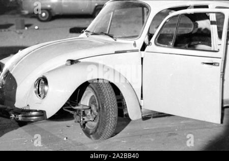 Der Star des Films Serie 'Dudu', einem gelben VW Käfer, während ein Shooting 1974 - vermutlich für den Film "Die verrücktesten Autos der Welt'. Das Wunder Auto hat die Fähigkeit, seitwärts zu fahren. Stockfoto