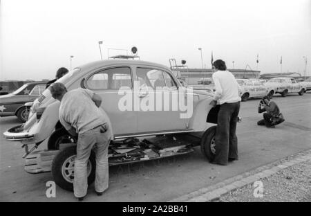 Der Star des Films Serie 'Dudu', einem gelben VW Käfer, während der Dreharbeiten in 1974 - vermutlich für den Film "Die verrücktesten Autos der Welt'. Stockfoto