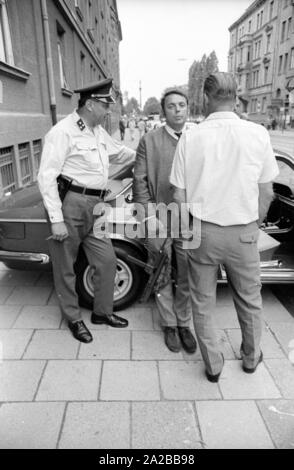 Der Überfall auf eine Filiale der Deutschen Bank auf der Prinzregentenstraße am 04.08.1971 wird Teil der kriminelle Geschichte in Deutschland: Dies ist der erste Bankraub mit Geiselnahme in der Bundesrepublik. Im Bild: Polizisten und Scharfschützen Warten auf weitere Anweisungen an Ihrem Auto. Stockfoto