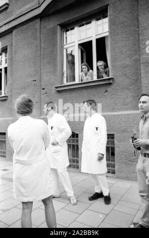 Der Überfall auf eine Filiale der Deutschen Bank auf der Prinzregentenstraße am 04.08.1971 wird Teil der kriminelle Geschichte in Deutschland: Dies ist der erste Bankraub mit Geiselnahme in der Bundesrepublik. Im Bild: das medizinische Personal in einer Seitenstraße Warten auf weitere Anweisungen. Stockfoto