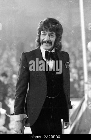 Der britische Schauspieler Peter Wyngarde in der TV-Show "Stars in der Manege" in 1971. Stockfoto