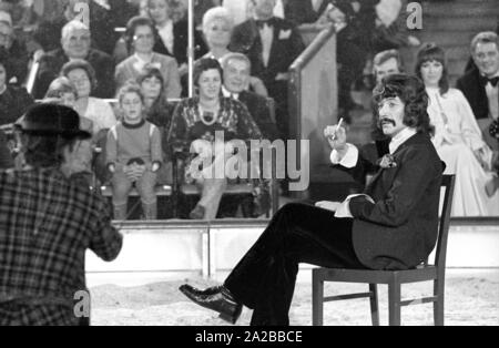 Der britische Schauspieler Peter Wyngarde in der TV-Show "Stars in der Manege" in 1971. Stockfoto