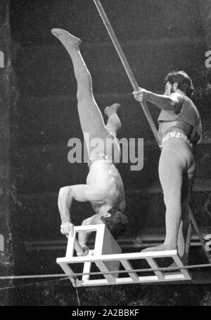 Die Österreichische pop Sänger und Schauspieler Freddy Quinn führt eine Gratwanderung für die TV-Show "Stars in der Manege" in 1971. Stockfoto