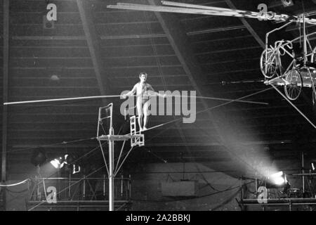 Die Österreichische pop Sänger und Schauspieler Freddy Quinn führt eine Gratwanderung für die TV-Show "Stars in der Manege" in 1971. Stockfoto