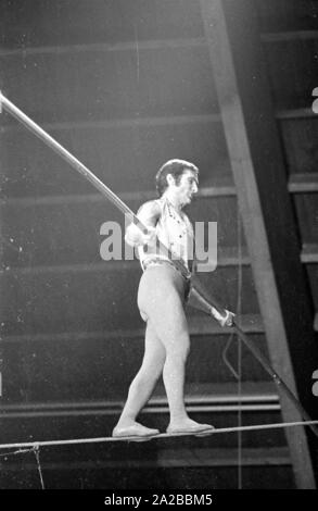 Die Österreichische pop Sänger und Schauspieler Freddy Quinn führt eine Gratwanderung für die TV-Show "Stars in der Manege" in 1971. Stockfoto