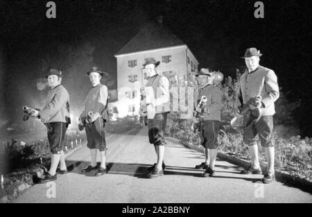 Eine Jagd Festival fand 1971 auf Schloss Fuschl in Hof bei Salzburg statt. Die luxuriösen Jagdschloss aus dem 15. Jahrhundert ist ein Treffpunkt für ausgewählte Gäste aus der ganzen Welt. Im Bild: böllerschützen. Stockfoto