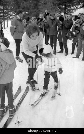 Farah Diba, Ehefrau von Schah des Iran, Mohammad Reza Pahlavi, mit ihrer Tochter Farahnaz Skifahren in St. Moritz 1968. Links im Bild: der Sohn Cyrus Reza. Stockfoto