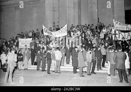 Nach dem Attentat auf Rudi Dutschke, Aktionen fanden vor dem Springer Verlag in ganz Deutschland auf das Osterwochenende 1968. In München, der straßenschlachten forderte zwei Todesopfer, darunter drücken Sie Fotograf Klaus Frings. Am 17.04. (?) Auf dem Königsplatz war die Abschlusskundgebung der Schweigemarsch durch den Allgemeinen Studierenden Ausschuss der Universität organisiert. Die Plakate lesen: "Kein Terror weder von links noch von rechts" und "gegen den Terror". Stockfoto