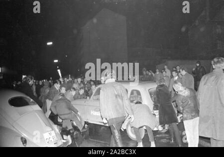 Nach dem Attentat auf Rudi Dutschke, Aktionen fanden vor dem Springer Verlag in ganz Deutschland auf das Osterwochenende 1968. In München, Demonstranten versuchen die Auslieferung der Bild-Zeitung über die barrikade der Münchner Buchhandlung auf Schellingstrasse zu stoppen (entweder 12.04 oder 15.04.). Stockfoto