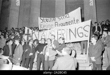 Nach dem Attentat auf Rudi Dutschke, Aktionen fanden vor dem Springer Verlag in ganz Deutschland auf das Osterwochenende 1968. In München, der straßenschlachten forderte zwei Todesopfer, darunter drücken Sie Fotograf Klaus Frings. Am 17.04. (?) Auf dem Königsplatz war die Abschlusskundgebung der Schweigemarsch durch den Allgemeinen Studierenden Ausschuss der Universität organisiert. Die Plakate lesen: "Töne Klaus Frings' und 'Ssind nicht Argumente". Stockfoto