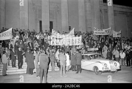 Nach dem Attentat auf Rudi Dutschke, Aktionen fanden vor dem Springer Verlag in ganz Deutschland auf das Osterwochenende 1968. In München, der straßenschlachten forderte zwei Todesopfer, darunter drücken Sie Fotograf Klaus Frings. Am 17.04. (?) Auf dem Königsplatz war die Abschlusskundgebung der Schweigemarsch durch den Allgemeinen Studierenden Ausschuss der Universität organisiert. Die Plakate lesen: "Töne Klaus Frings", "keine Argumente" und "Gegen politische Mord". Stockfoto