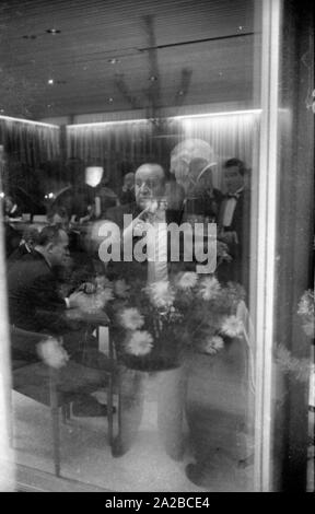 Rezeption, wahrscheinlich zu Weihnachten, in der Kanzlerbungalow in Bonn. Erhard (r.) kann durch die Reflexion der Fensterscheibe anerkannt werden. Stockfoto