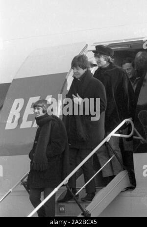 'The Beatles' auf der Gangway der British European Airways Flugzeug nach der Landung am Flughafen Salzburg-Maxglan. Im Bild, von links nach rechts: Ringo Starr, Paul McCartney und John Lennon. Stockfoto