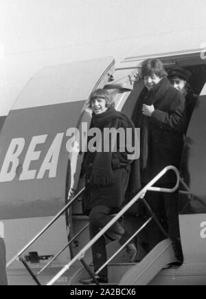 'The Beatles' auf der Gangway der British European Airways Flugzeug nach der Landung am Flughafen Salzburg-Maxglan. Im Bild, von links nach rechts: Ringo Starr und Paul McCartney. Stockfoto