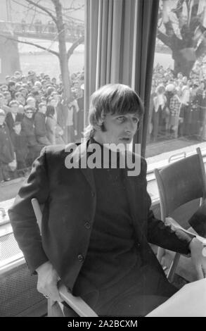 Pressekonferenz der britischen Band "The Beatles" in der "Österreichischer Hof" in Salzburg anlässlich der Dreharbeiten zu dem Film 'Hilfe'. Im Bild: Ringo Starr. Stockfoto