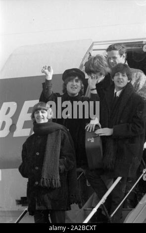 'The Beatles' auf der Gangway der British European Airways Flugzeug nach der Landung am Flughafen Salzburg-Maxglan. Im Bild, von links nach rechts: Ringo Starr, John Lennon, George Harrison und Paul McCartney. Stockfoto