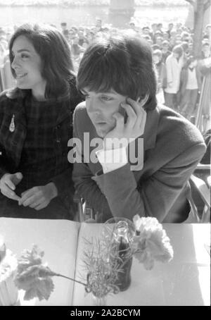 Pressekonferenz der britischen Band "The Beatles" in der "Österreichischer Hof" in Salzburg anlässlich der Dreharbeiten zu dem Film 'Hilfe'. Im Bild, von links: Schauspielerin Eleanor Bron und Paul McCartney. Stockfoto