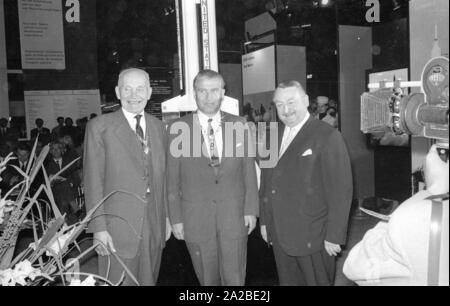 Ingenieur Wernher von Braun (Mitte) besucht den internationalen Transport Ausstellung (IVA) auf der Theresienhöhe in München. Von Braun trägt die "Pionierkette mit Windrose und Brillantnadel" um den Hals, mit dem er bei der IVA geehrt wurde. Stockfoto