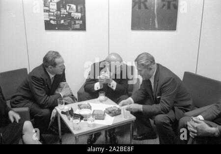 Der Ingenieur Wernher von Braun (rechts) zu Besuch im internationalen Transport Ausstellung (IVA) auf der Theresienhöhe in München. Stockfoto