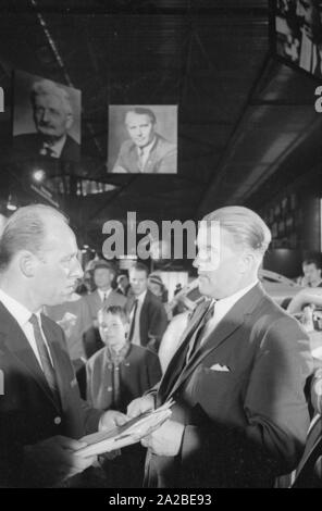 Der Ingenieur Wernher von Braun (rechts) zu Besuch im internationalen Transport Ausstellung (IVA) auf der Theresienhöhe in München. Stockfoto